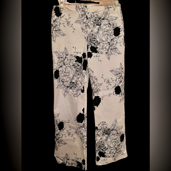 White House Black Market Toile Print Capris - Picture 2 of 5